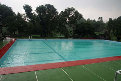 https://www.thecarpenteroutdoor.com/wp-content/uploads/2019/01/Kolam-renang-Wispavo-Sentul-city.jpg
