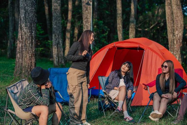 Camping bersama dengan orang asing