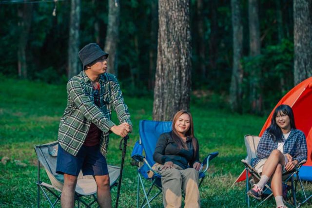 Berkemah dengan orang asing